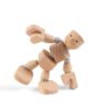 Muñeco de madera con imanes tocando el suelo