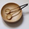 Bol de ensalada de madera con cubiertos