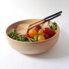 Bol de ensalada de madera con cubiertos