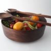 Ensaladera de madera de nogal con ensalada