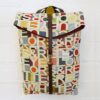 Mochila reciclada de tapicería vintage con letras y colores