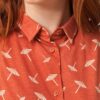 Detalle camisa sin mangas terracota estampado sombrillas