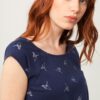 Detalle camiseta cuello barco azul estampado origami