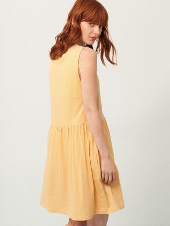 Vestido oversize color miel estampado abanicos espalda