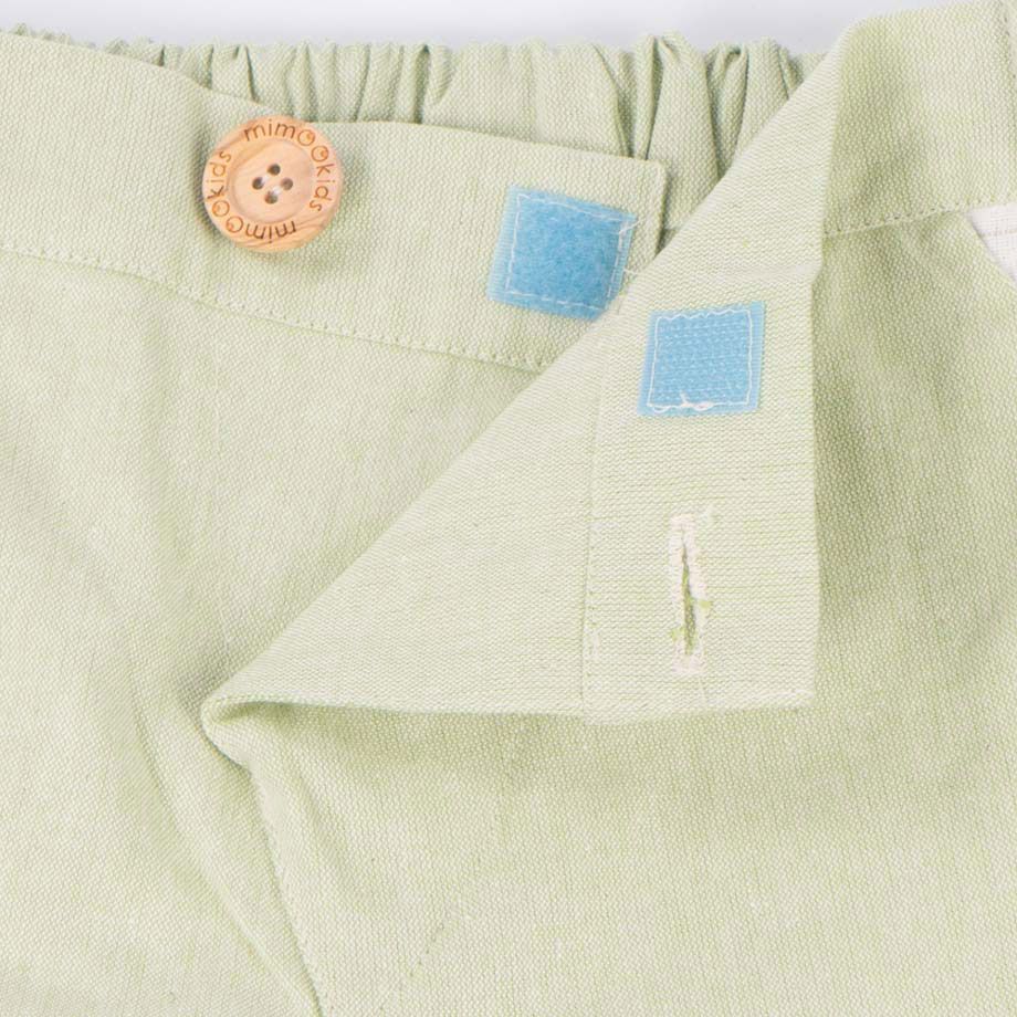 Pantalones cortos para niños de algodón reciclado detalle velcro color pistacho