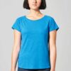 Mujer con camiseta manga corta de cáñamo azul
