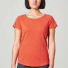 Mujer con camiseta manga corta de cáñamo coral
