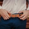Hombre con cinturón vegano unisex camel azul