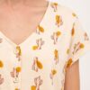 Detalle escote blusa algodón orgánico estampado cactus
