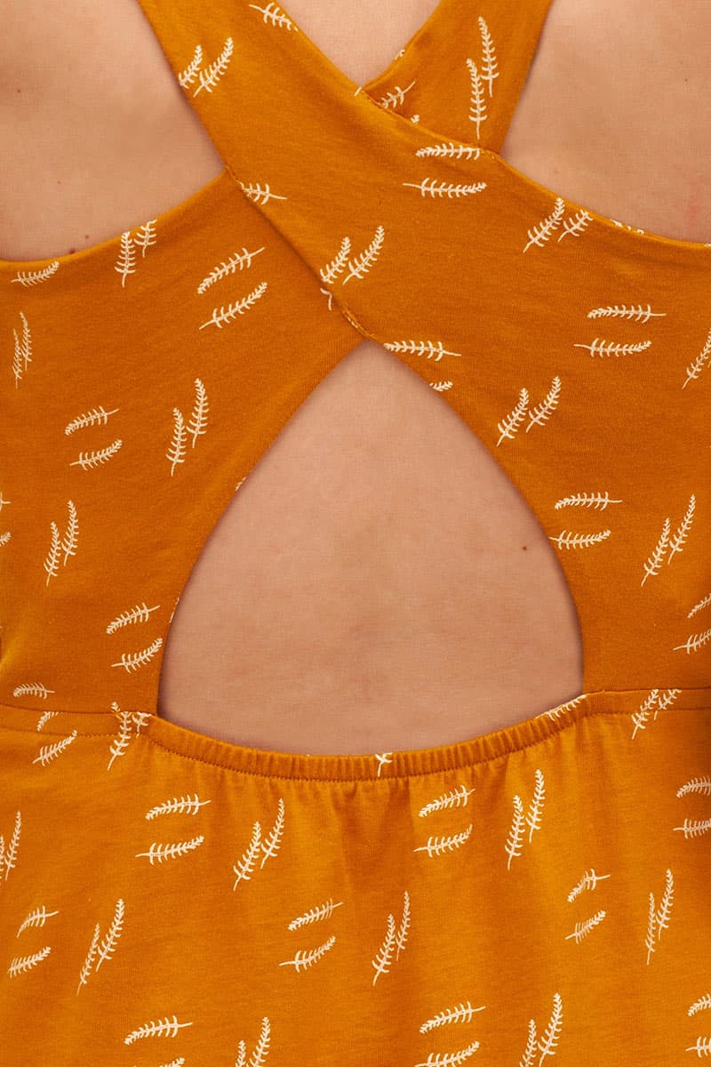 Detalle escote espalda vestido mostaza algodón orgánico