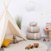 Habitación con tipi y pouf