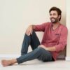 Hombre con pijama largo