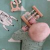 Niña jugando con ábaco