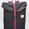 Mochila impermeable negra con flores numon