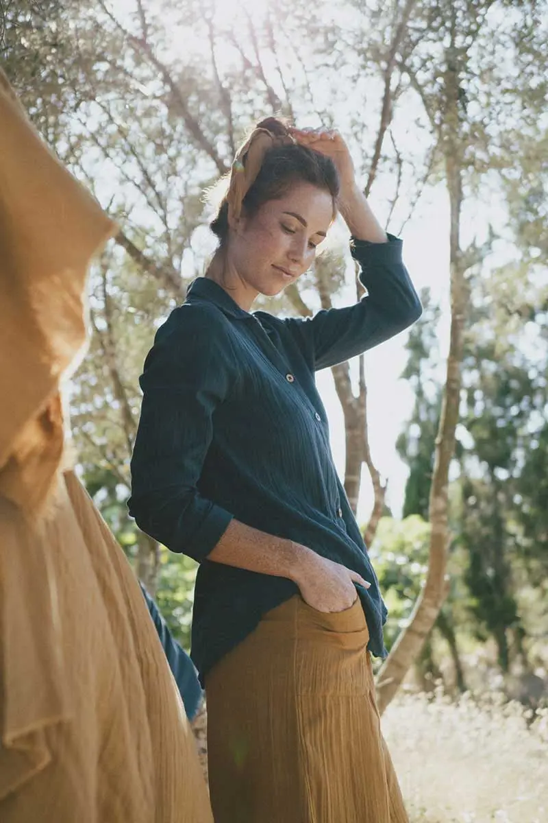 Camisa mujer azul de algodón orgánico con certificado GOTS Fieito