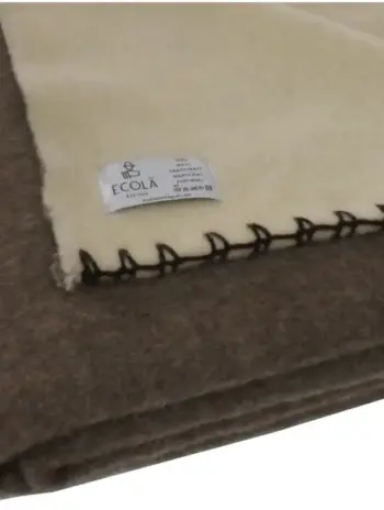 Detalle edredón para cama ecológico color marrón