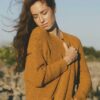 Mujer con chaqueta mostaza de algodón orgánico