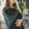 Mujer con gato en brazos vestido ecológico azul