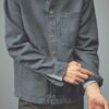 Detalle manga chaqueta de cáñamo ecológica azul