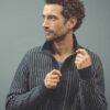 Hombre con cardigan de cáñamo y algodón orgánico reciclado