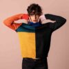 Mujer con jersey cuello alto colores lana merino