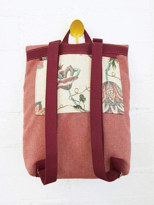 Parte trasera mochila reciclada rosa con flores