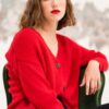 Mujer con cardigan mohair rojo