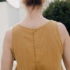 Detalles botones blusa mujer algodón orgánico color mostaza