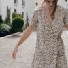 Vestido cruzado beige con corales de algodón orgánico