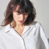 Mujer con camisa blanca ecológica de manga corta