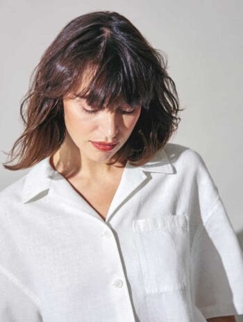 Mujer con camisa blanca ecológica de manga corta