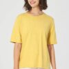 Mujer con camiseta oversize ecológica amarillo