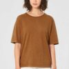 Mujer con camiseta oversize ecológica marrón