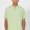 Vista frontal camisa cuello mao ecológica para hombre