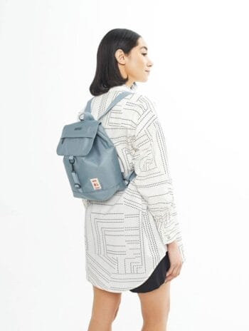 Vista lateral de mochila pequeña azul con modelo