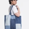 Mujer con bolso de playa upcycling de vaqueros
