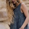 Detalle bolsillo vestido corte imperio bruma azul