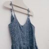 Detalle vestido ecológico con tirantes bruma azul
