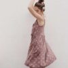 Mujer con vestido de tirantes ecológico peces malva