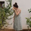 Mujer con vestido de tirantes verde ecológico