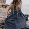 Mujer con vestido ecológico corte imperio bruma azul