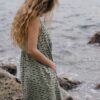 Mujer con vestido ecológico corte imperio verde con reflejos