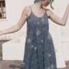 Mujer con vestido tirantes bruma azul ecológico