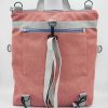 Bolso-mochila salmón de tapicería reciclada - Imagen 3