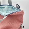 Bolso-mochila salmón de tapicería reciclada - Imagen 2