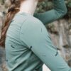 Detalle estampado camiseta ecológica verde trazos