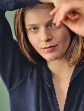 Detalle cuello jersey cremallera mujer de lana sostenible