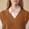 Detalle cuello pico chaleco almendra mujer