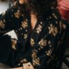 Detalle manga kimono cardigan oversize negro