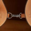 Detalle enganche bolso vegano hombro camel